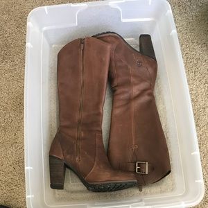 Heeled leather boots